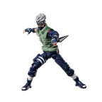 Figura articolata Blokees Kakashi Hatake in posa da combattimento con accessorio kunai.